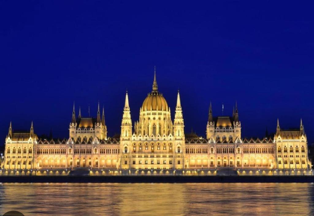 Stylish Spot By The River Danube Budapeste Exterior foto